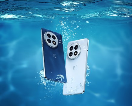 OnePlus 13 blue and white colourways