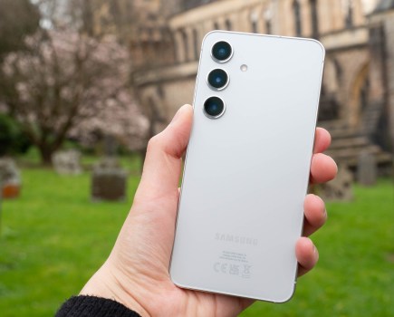 Samsung S24 in hand